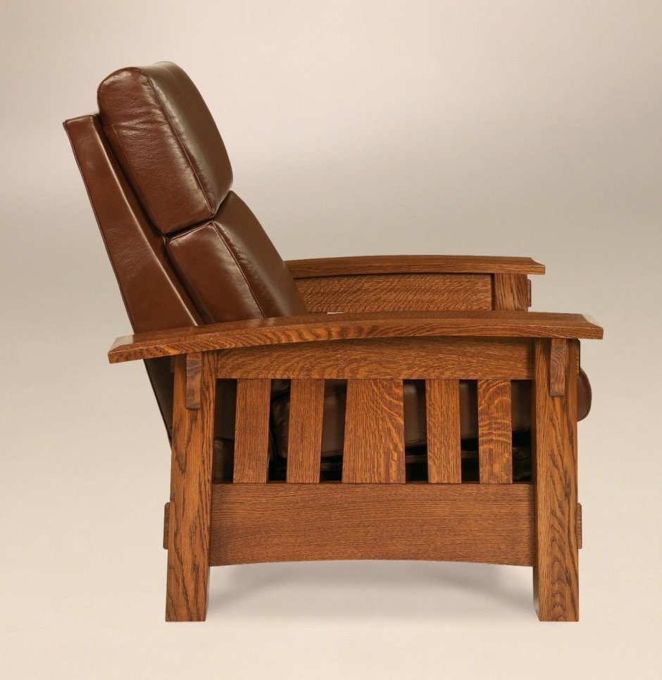 Кресло с деревянными подлокотниками