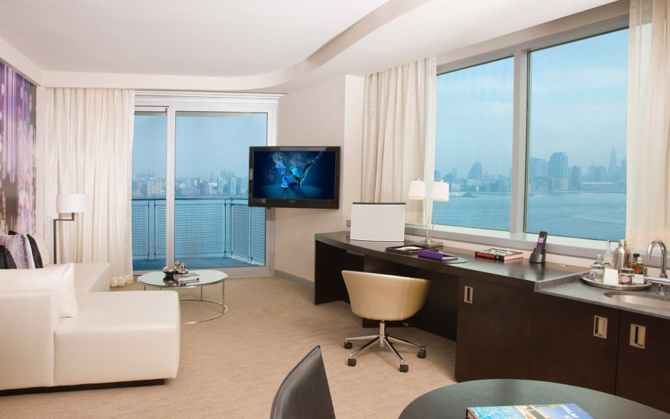 Телевизор перед окном в интерьере