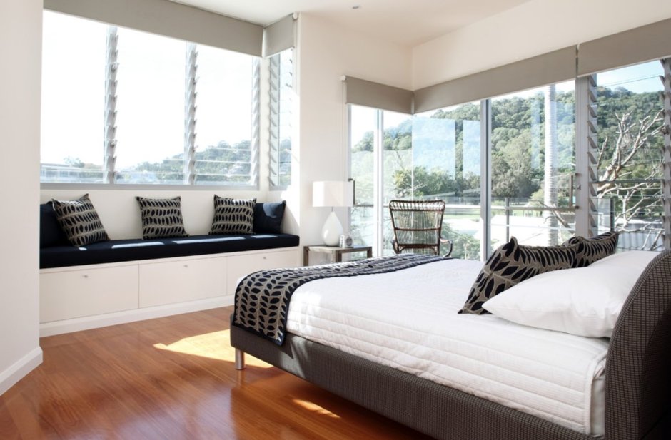 Комната с большими окнами