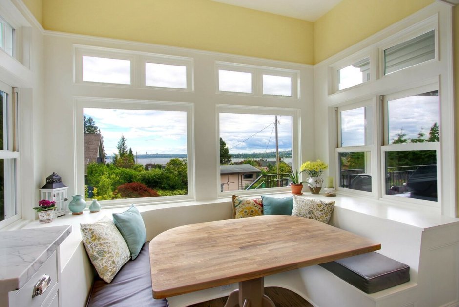 Обеденная зона на балконе