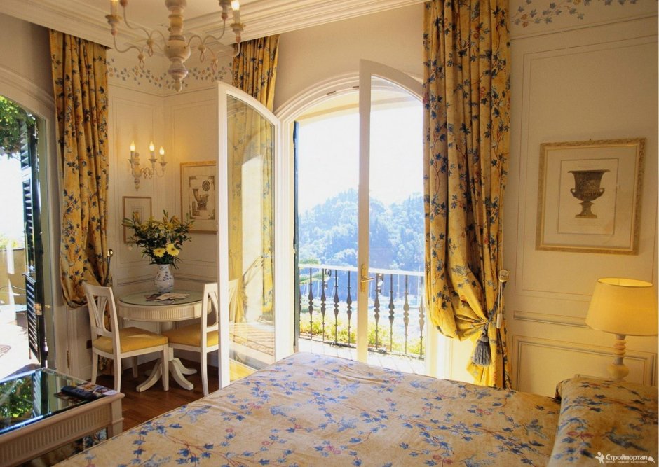 Спальня с французским балконом