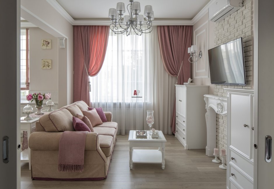Розовые шторы в интерьере гостиной