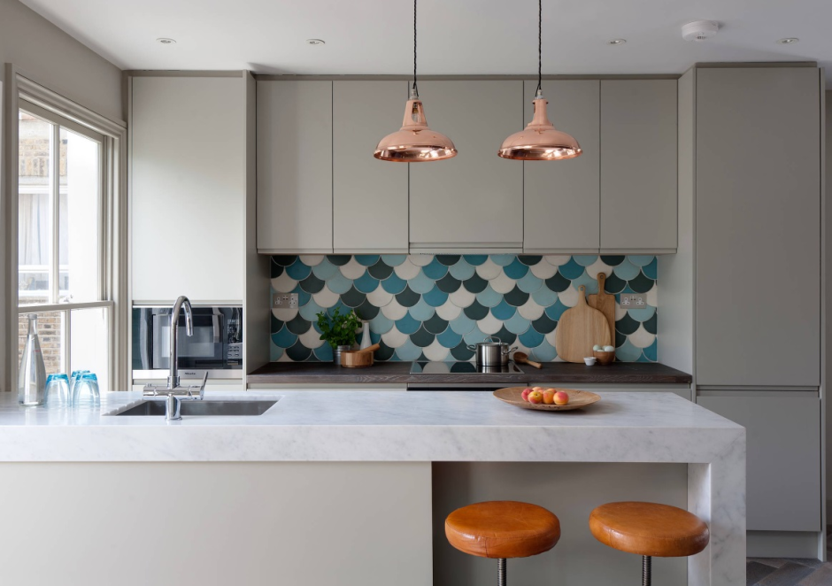 Кухни без верхних шкафов с пеналом