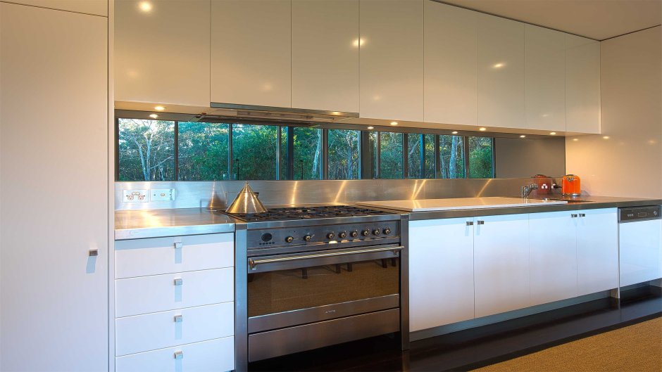 Двухрядная кухня в современном стиле