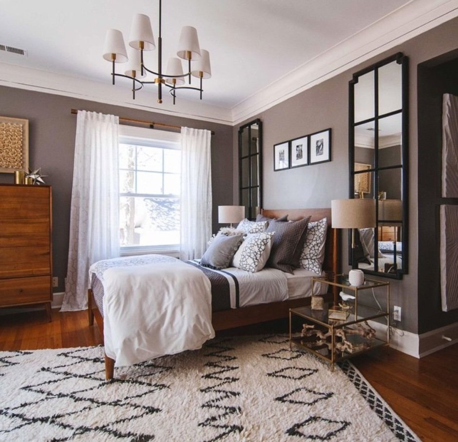 Спальня с серыми стенами и коричневой мебелью