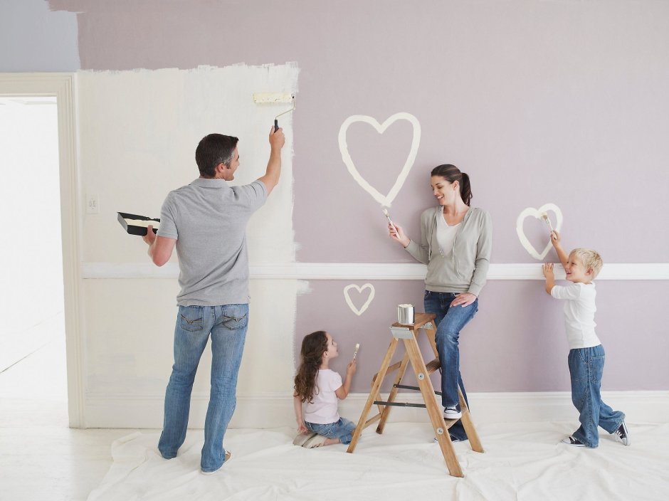 Люди делают ремонт в квартире