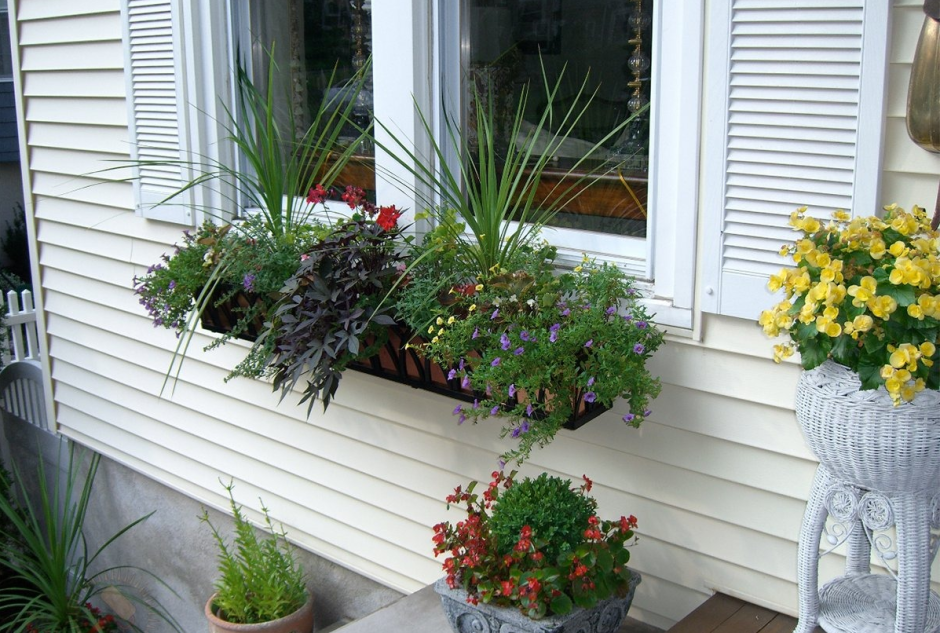 Кашпо на балкон для цветов