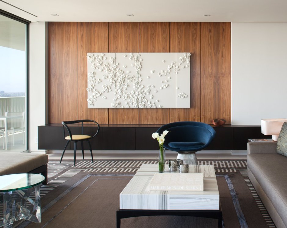 Деревянные панели в интерьере гостиной