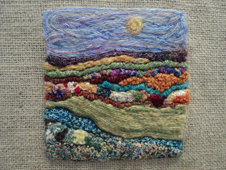 Имитацию гобелена, при помощи шерстяных ниток.