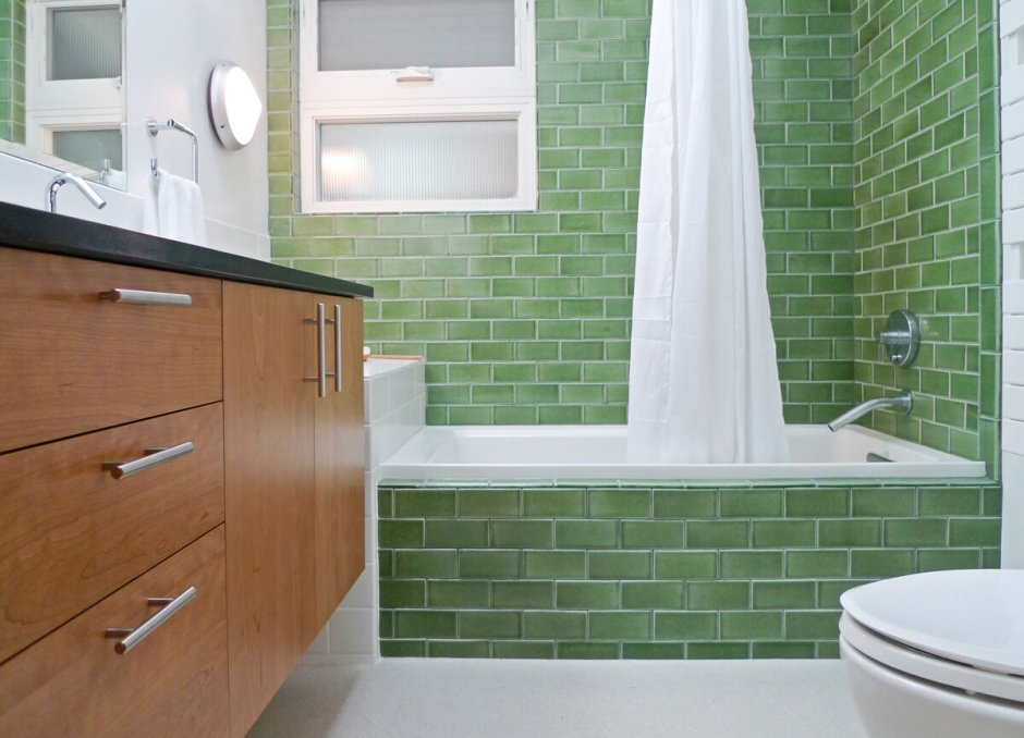 Зеленый кирпичик в ванной