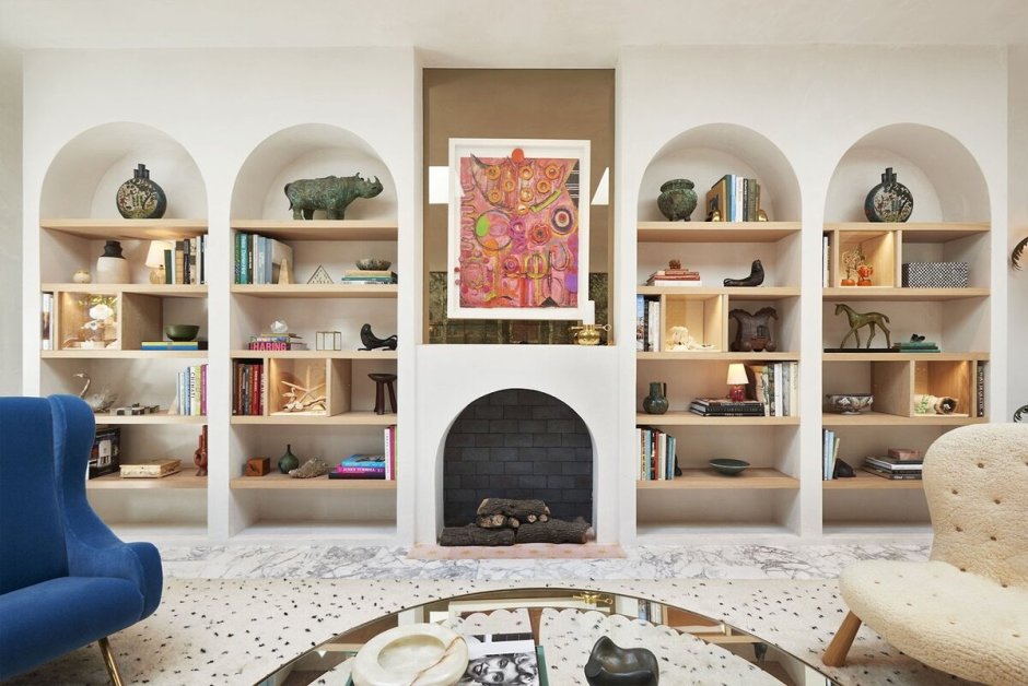 Декор стеллажа в гостиной