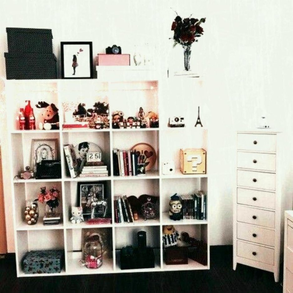 Комната для девушки со стеллажом