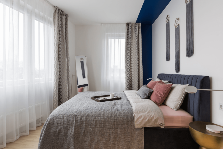 Шторы в спальне длина фото elle decoration