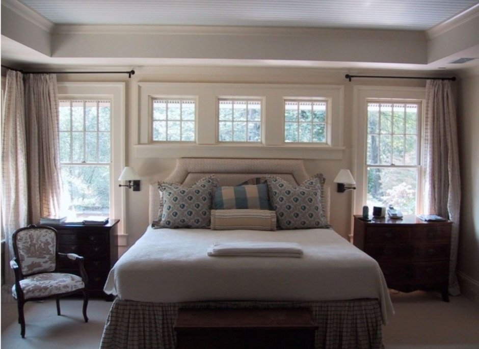 Кровать между окнами