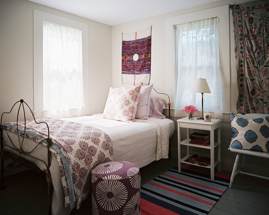 Спальня для девушки с двумя окнами