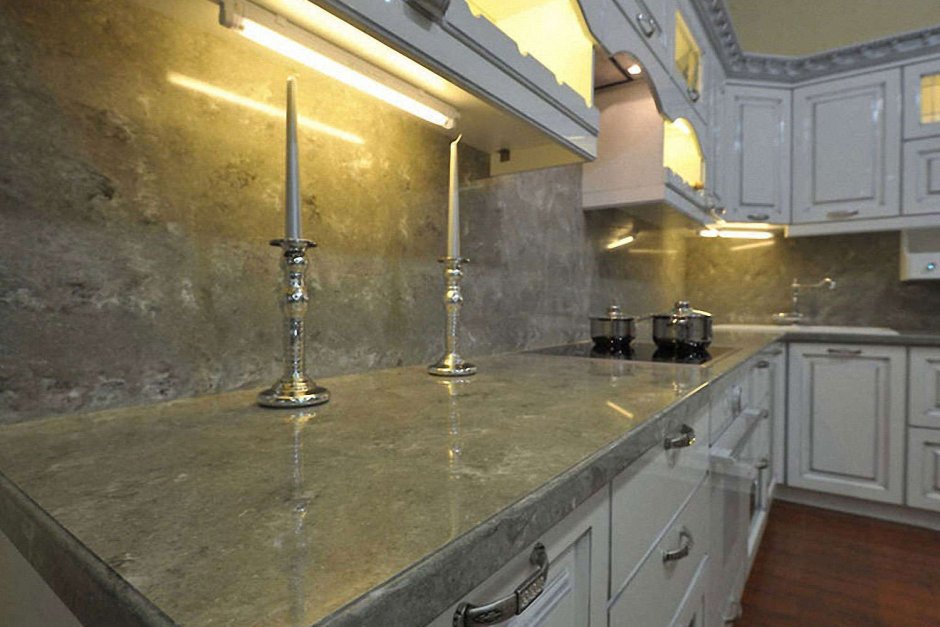 Фартук из искусственного камня на кухне