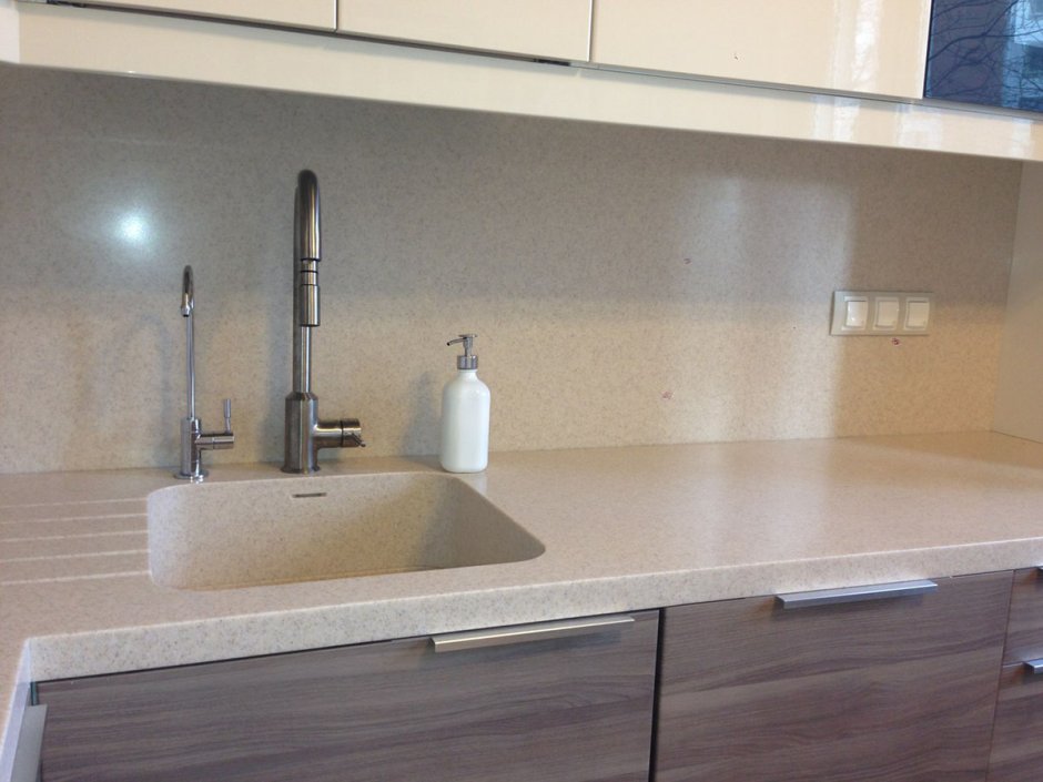 Столешница и фартук из акрилового камня