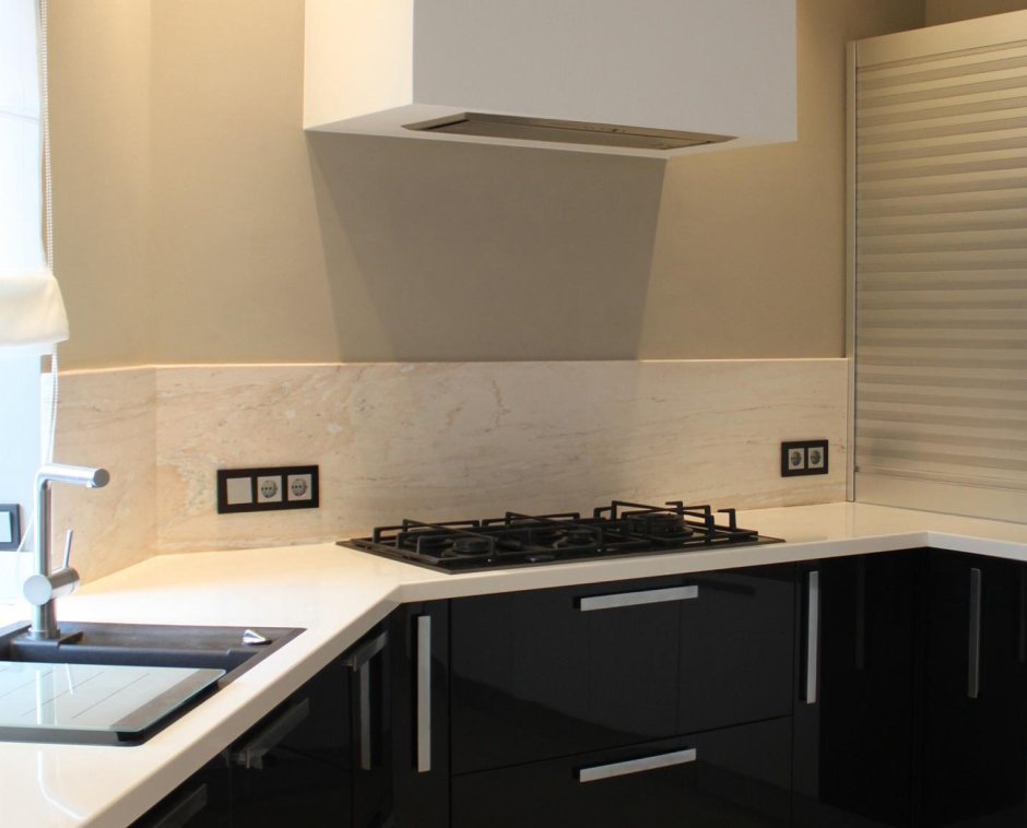 Фартук из искусственного камня на кухне