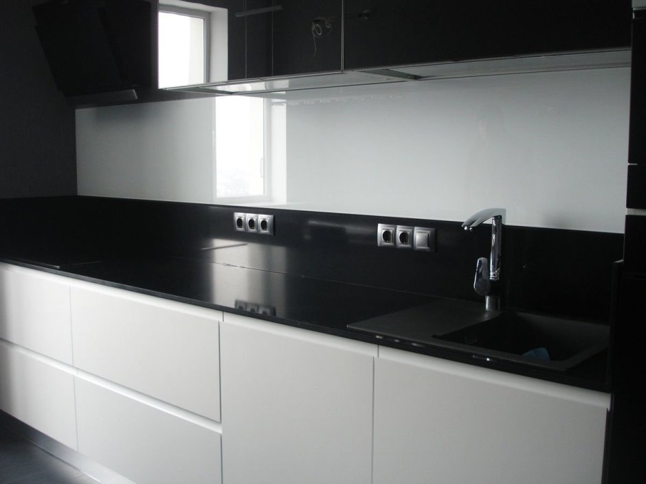 Фартук для кухни из стекла черный