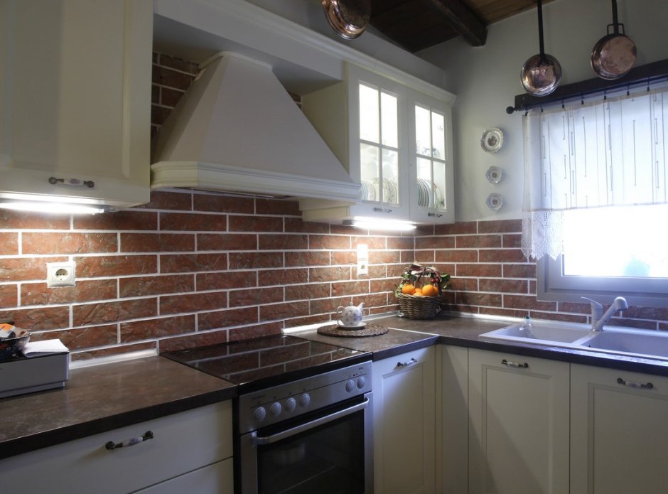 Отделка фартука кухни с окном