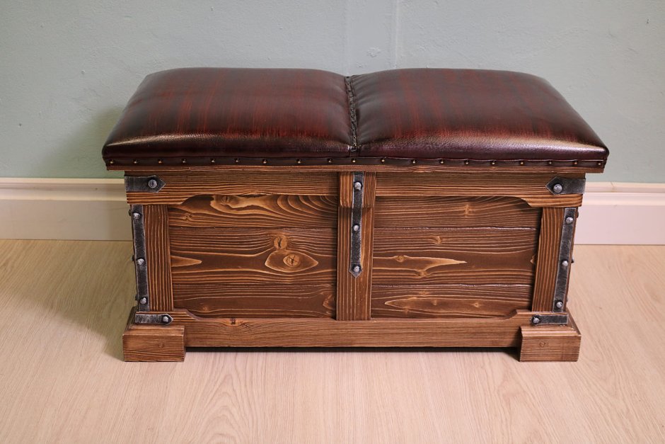 Антикварное кресло с высокой спинкой