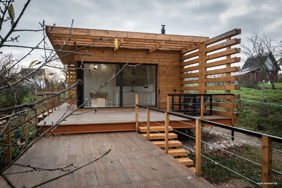 Баня с верандой на склоне