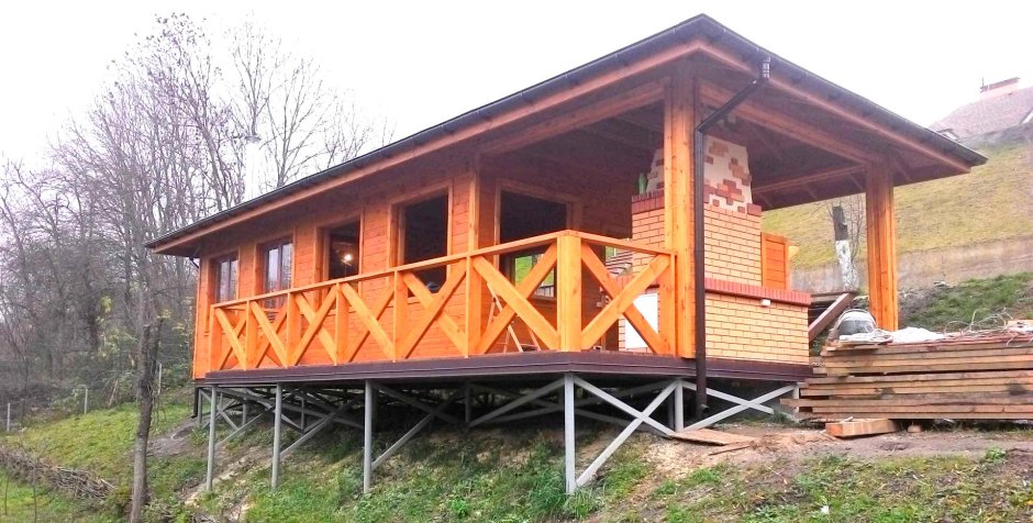 Беседка на сваях на склоне