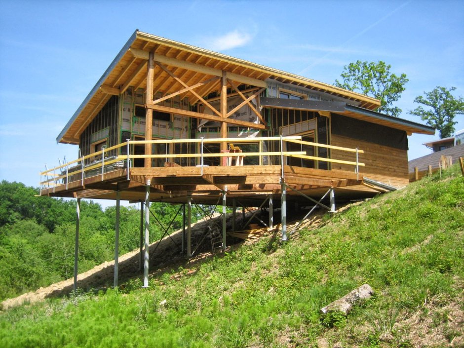 Дом на сваях на склоне