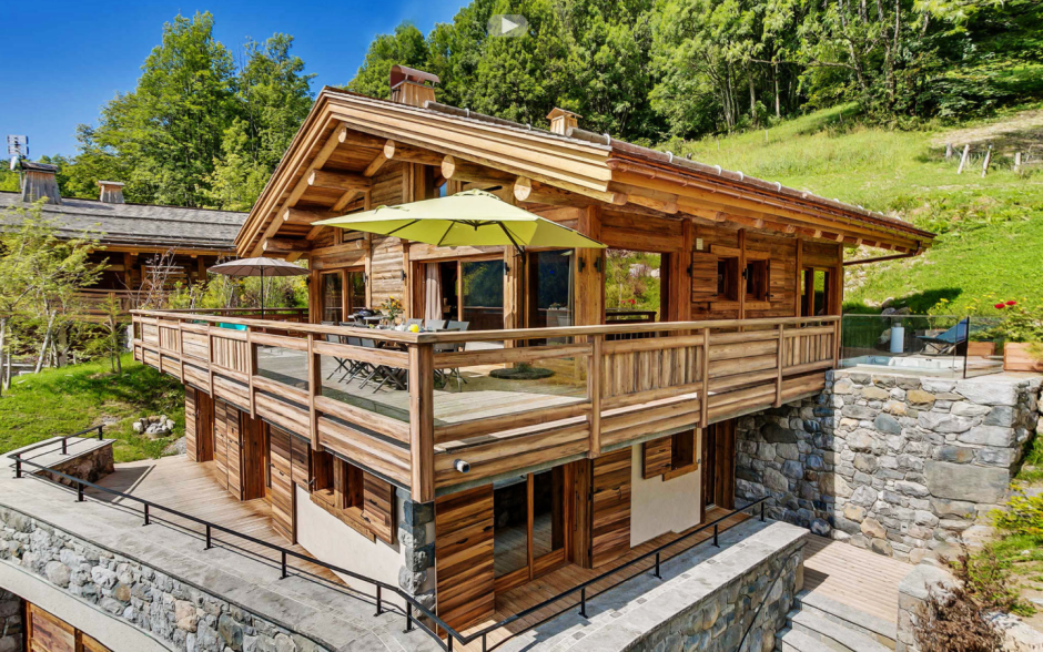 Деревянный дом на склоне