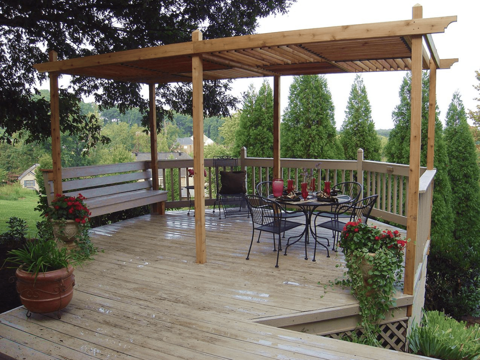 Беседка над оврагом на даче