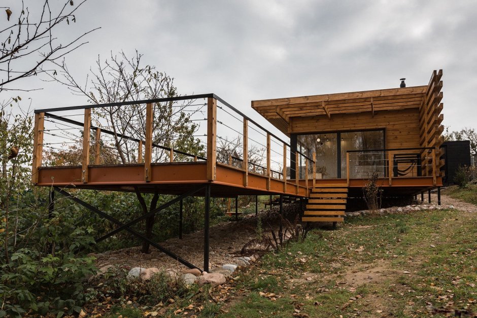 Дом на склоне на винтовых сваях