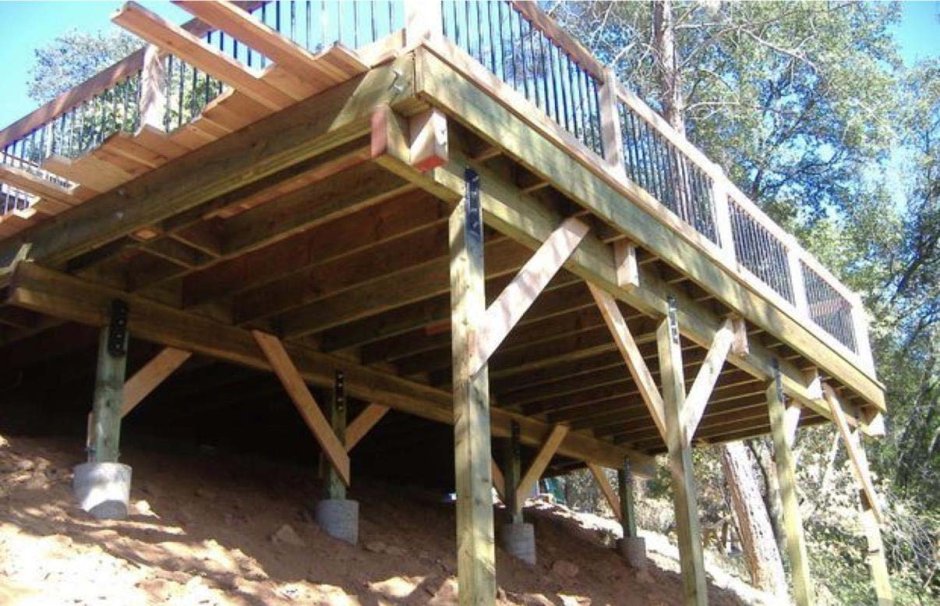 Деревянные террасы на склоне