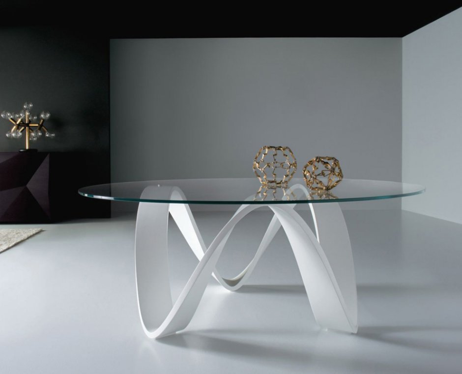 Столик из стекла необычный