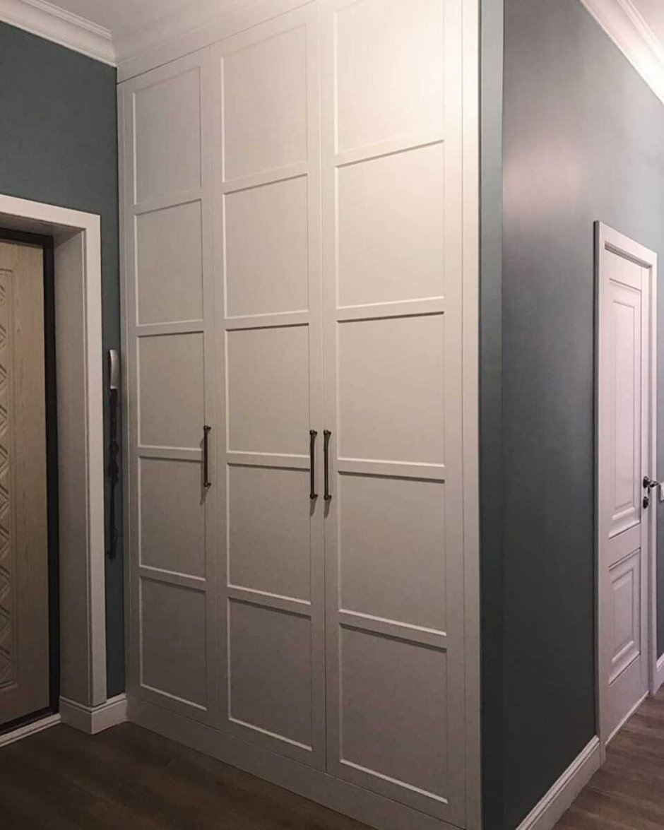 Встроенная прихожая с распашными дверями