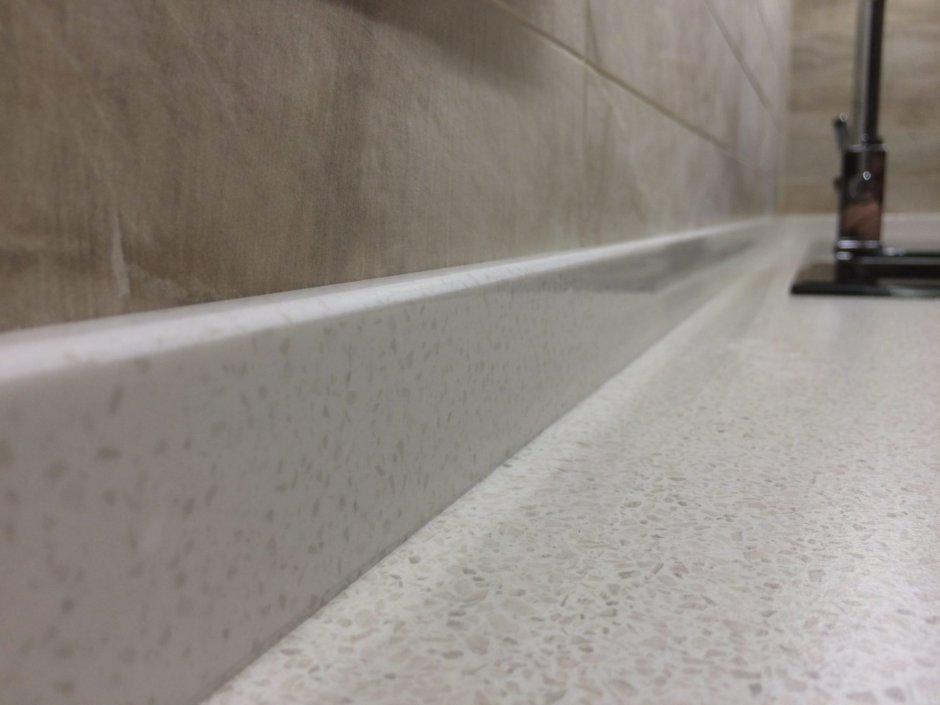 Бортик на каменной столешнице