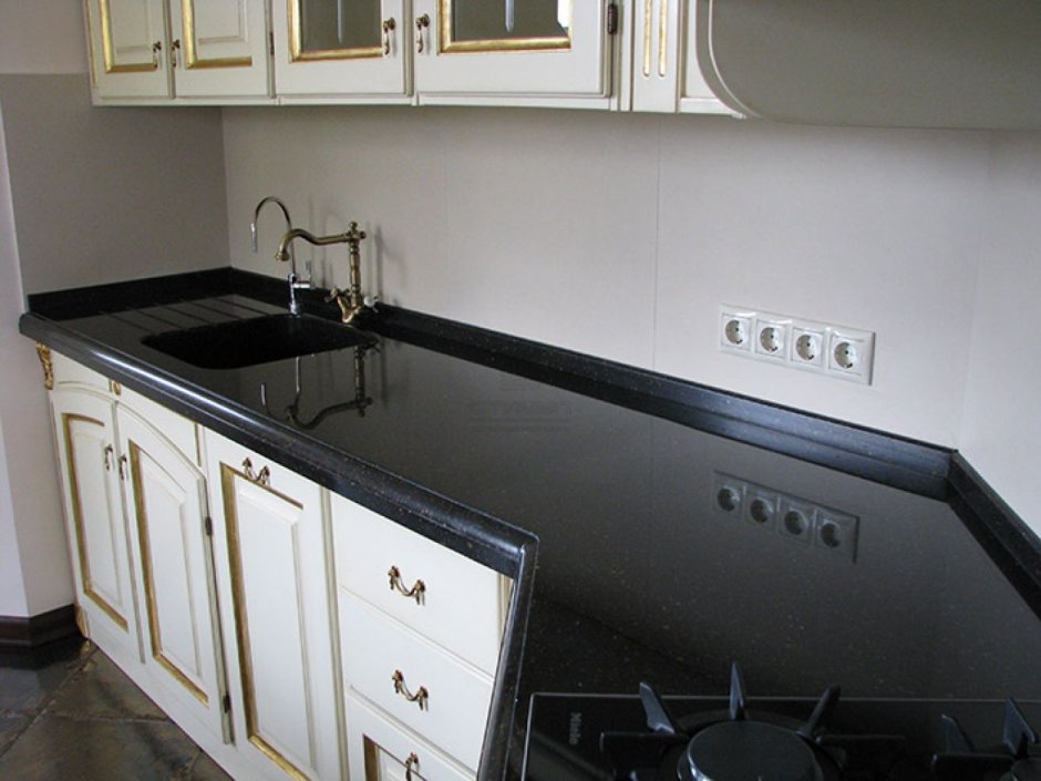 Каменный плинтус для столешницы на кухне