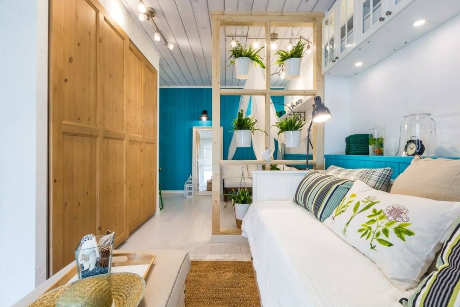 Узкая гостиная с зонированием