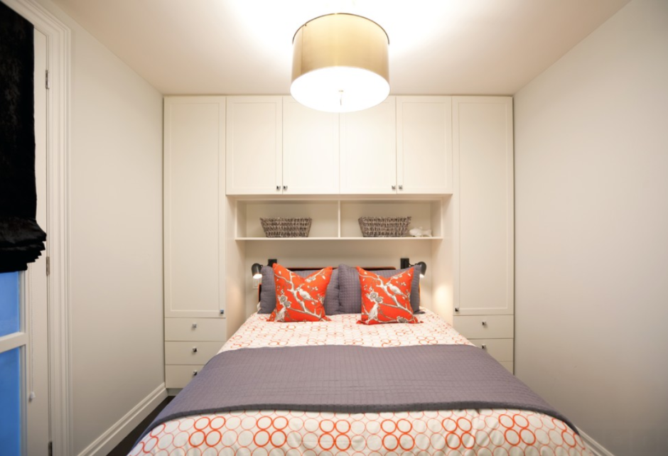 Узкие навесные шкафы в спальню