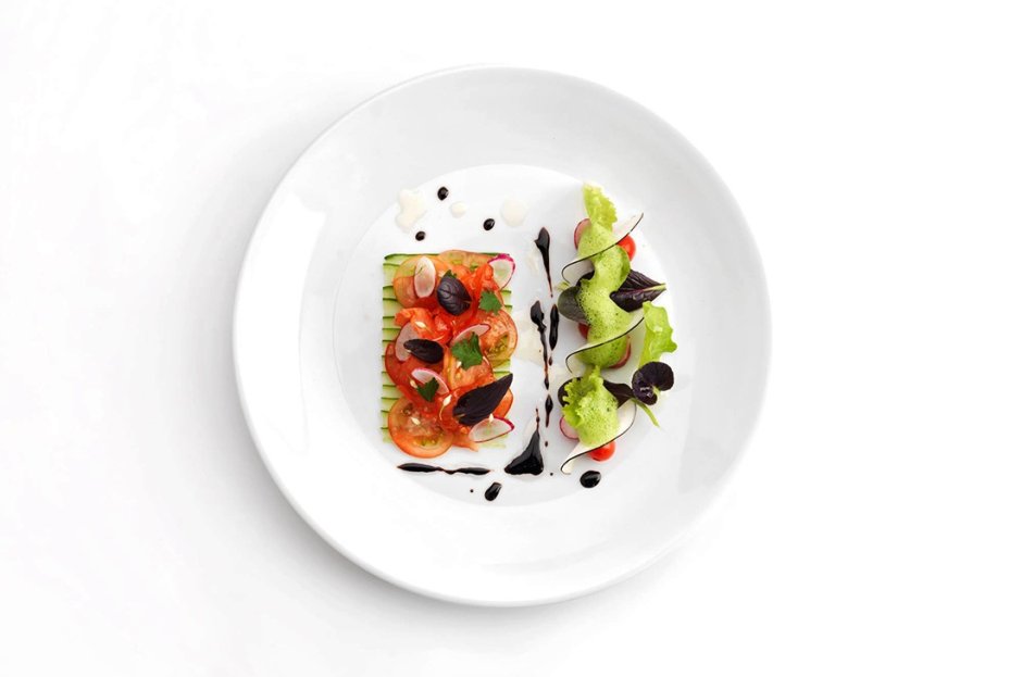 Тарелка с едой сверху