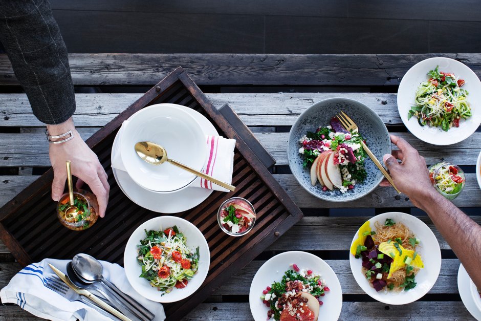 Стол в ресторане вид сверху