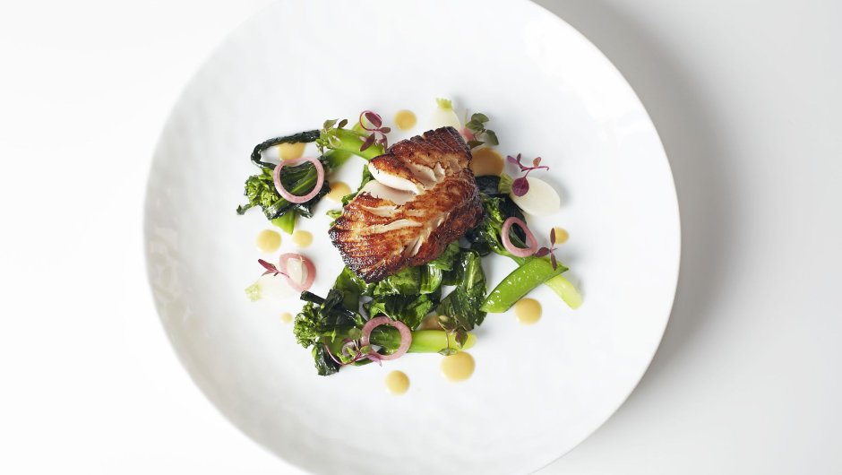 Тарелка с едой сверху