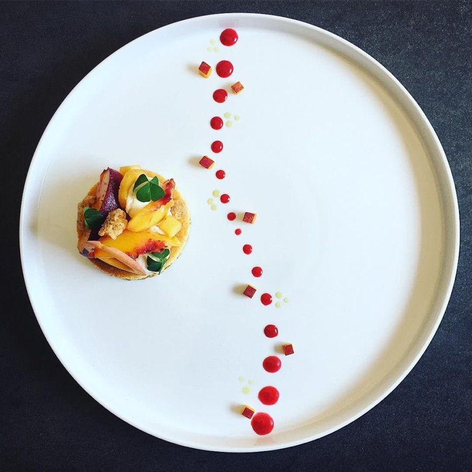 Декор тарелки соусом