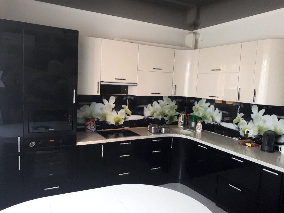 Скинали для черно белой кухни