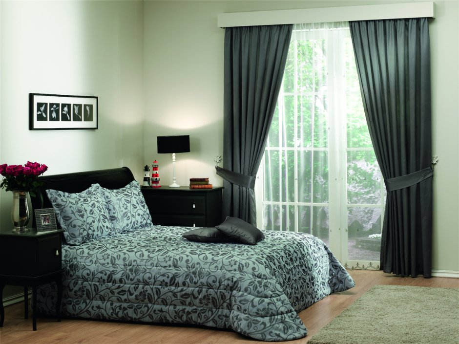 Шторы в спальню с черной мебелью