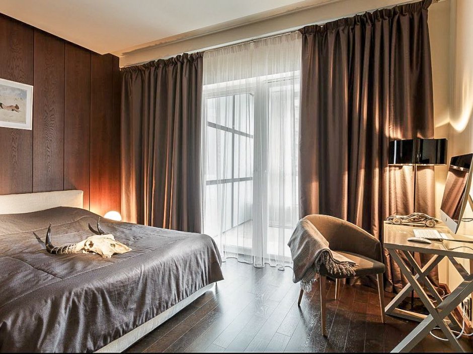 Спальня темный пол и темные шторы