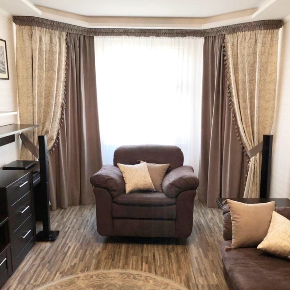 Интерьеры студии с коричневыми шторами