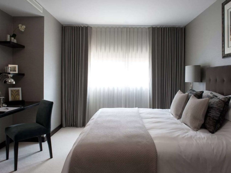 Спальня с двумя окнами