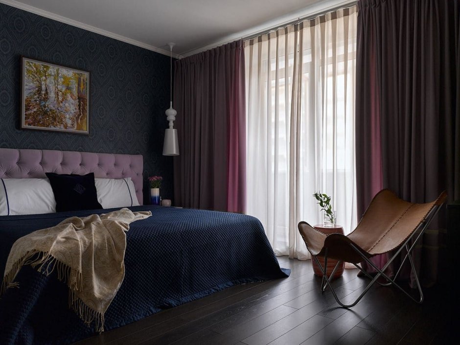 Светлая спальня с темными шторами