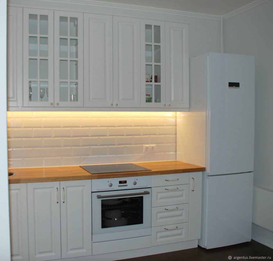 Кухня с белыми матовыми фасадами с фрезеровкой