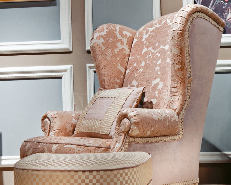 Персиковое кресло в интерьере